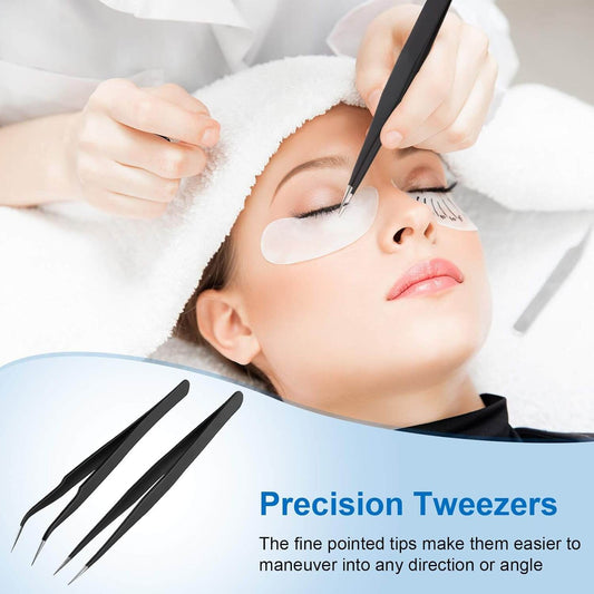 Jovyx Precisie Pincet Set – Recht & Gebogen Tip met een vrouw die wimperextensions ontvangt.