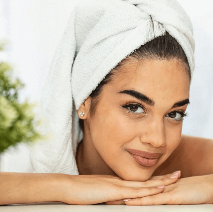 Pro-age kleurveranderende foundation op een stralende huid met een lichte make-uplook.