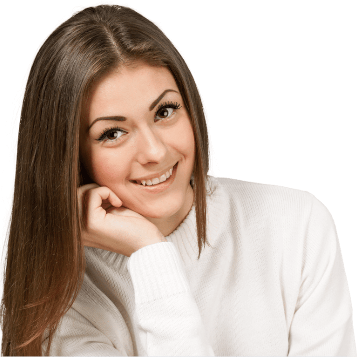 Vrouw met een glimlach die een huidcrème aanraadt voor een gladde huid.