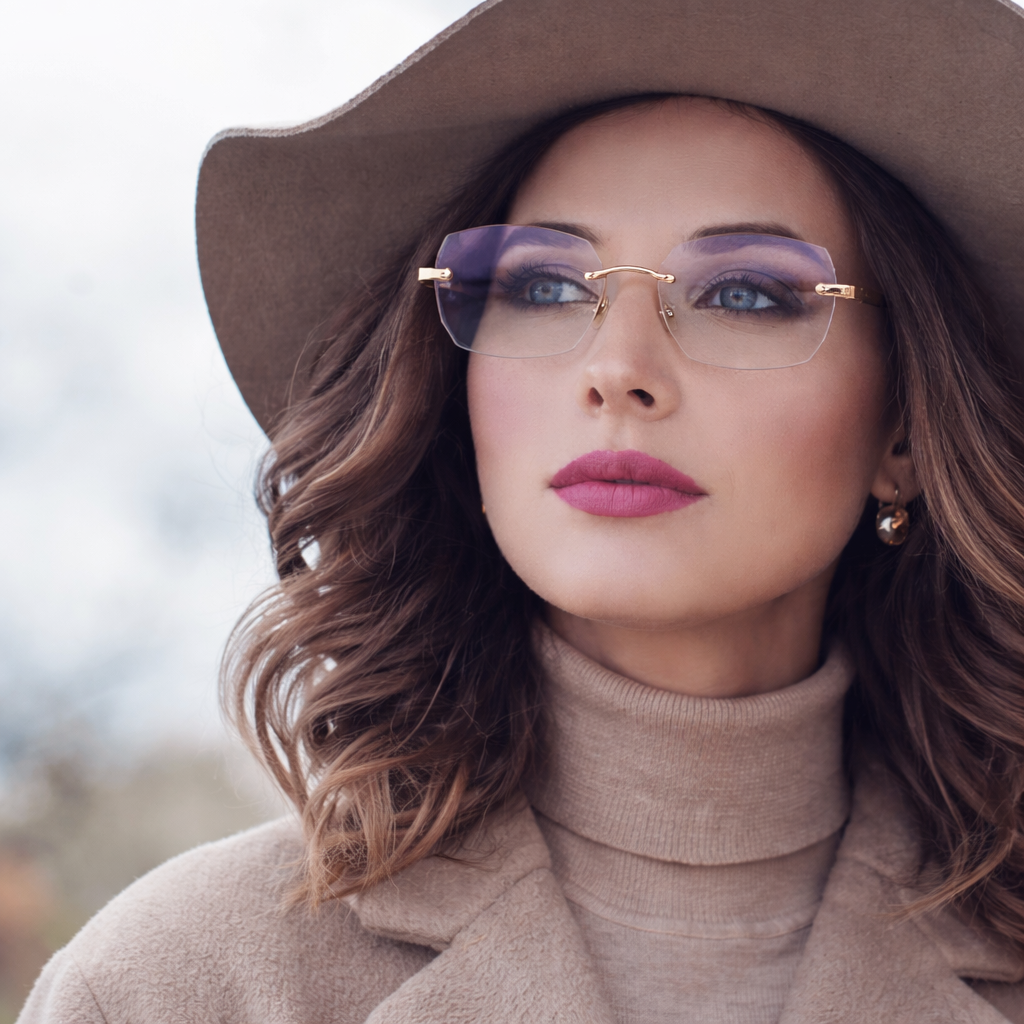 Vrouw met een stijlvolle Ultra Restore-bril en hoed, perfect voor een moderne uitstraling.